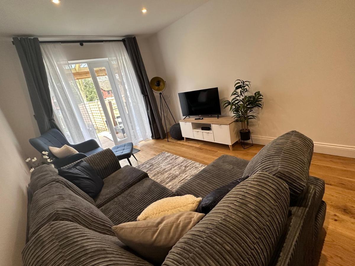 Вилла Beautiful House On The River Itchen Винчестер Экстерьер фото